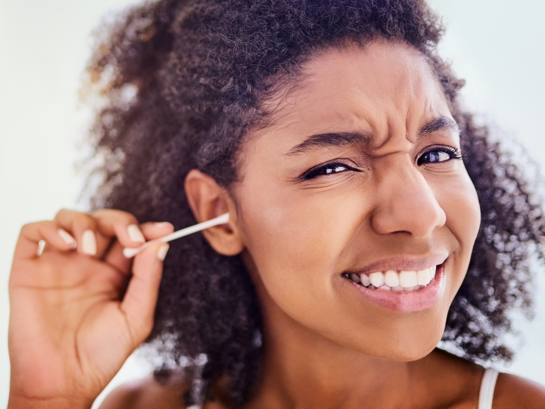O Perigo do Uso de Cotonetes nos Ouvidos: Por que Evitar